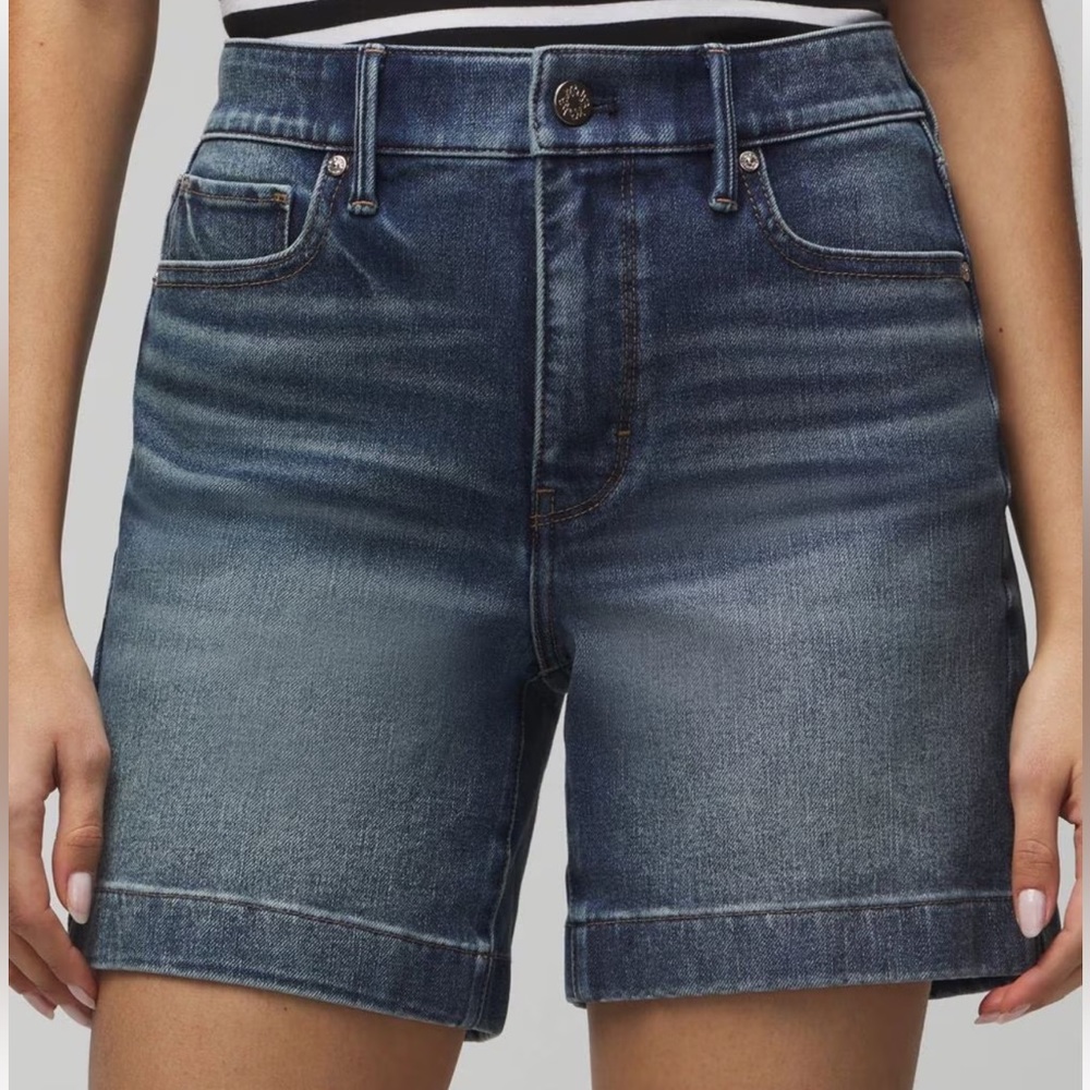 WHITE HOUSE BLACK MARKET  5” Shorts Jean  Cotton & Stretch Cuffed Med Wash Sz 8